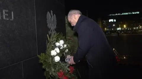 Antoni Macierewicz zamazał tabliczkę na wieńcu