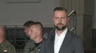 Szef MON na miejscu tragedii. Oglądaj TVN24 