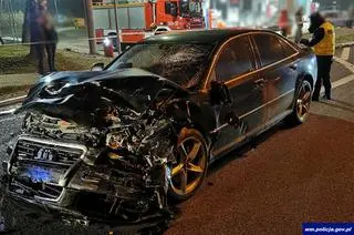 Rozbite ciemne audi na ulicy Bałtyckiej w Olszynie
