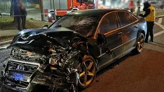 Rozbite ciemne audi na ulicy Bałtyckiej w Olszynie