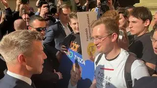 Tłumy witają Magyara. Transmisja