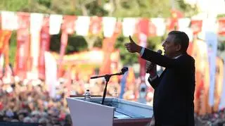 Lider CHP Ozgur Ozel przemawiający podczas protestu w Ankarze