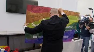Bosak twierdzi, że Braun nie zniszczył wystawy. Nagrania pokazują co innego