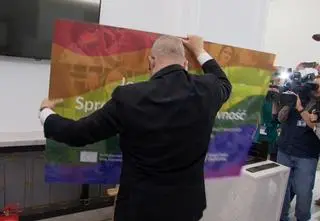 Braun zniszczył wystawę LGBTQ+ w Sejmie
