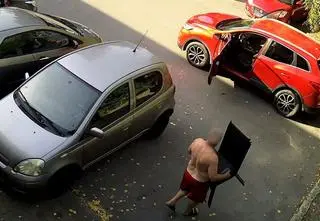 Z nagim torsem przyszedł jak po swoje. Teraz ma kłopoty