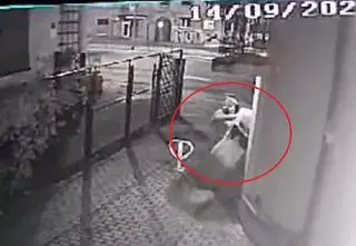 Zaszedł kobietę od tyłu i zaczął dusić. Policja szuka świadków