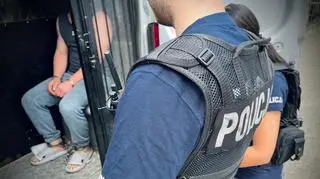 Szedł i rysował samochody ostrym narzędziem. Podczas interwencji rzucił się na policjanta