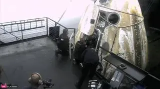 Otwarcie włazu Dragona 