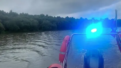 Rozbili się na cyplu, który zmienił się w znikającą wyspę. Płynął po nich kolega, ale jego łódź zatonęła