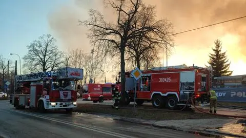 Pożar magazynu z materiałami do produkcji drzwi w Łodzi