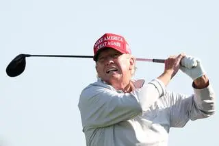 Donald Trump grający w golfa.