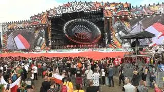 Flaga rozwinięta pod sceną Pol'and'Rock w godzinę "W"