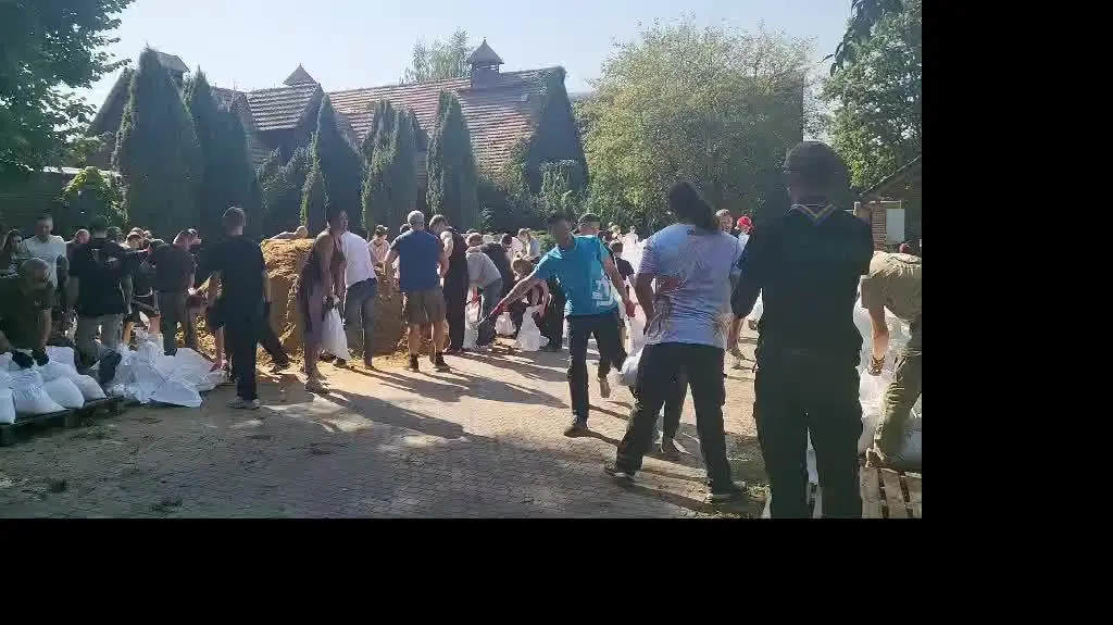 Ponad 50 wolontariuszy układa worki z piaskiem