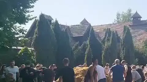 Ponad 50 wolontariuszy układa worki z piaskiem