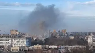 Chmura dymu nad miastem. "Cały budynek w ogniu"