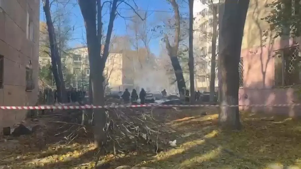 Miejsce uderzenia rakiety w Odessie. Ujęcie z nagrania 