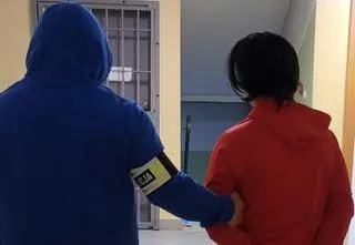 Zaatakował współlokatora nożem, gonił z siekierą