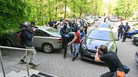 "Celował bronią w kierunku innych", "dusił funkcjonariusza". Jego przeszłość szokuje