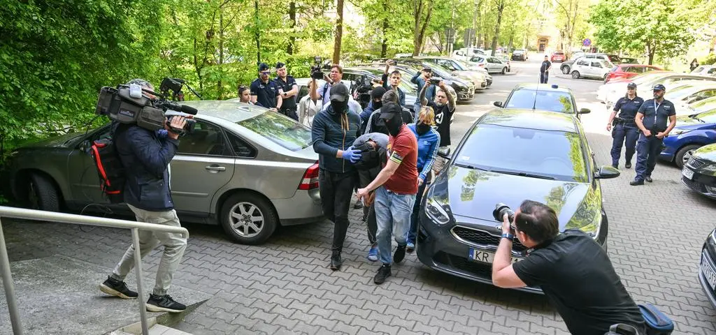 "Celował bronią w kierunku innych", "dusił funkcjonariusza". Jego przeszłość szokuje