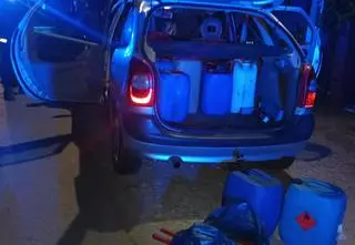 Próbował kraść paliwo z aut. Miał baniaki mieszczące 900 litrów