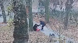 Zaszedł seniorkę od tyłu, brutalnie szarpał, by wyrwać torebkę. Nagranie