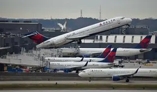 Samoloty linii Delta Air Lines na lotnisku w Atlancie (zdjęcie ilustracyjne)