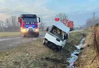 Kierowca wypadł z kabiny, przygniótł go bus