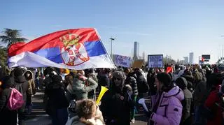 Antyrządowy protest studentów na moście Gazela w Belgradzie