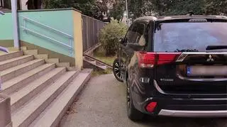 Słupki pojawiły się przed jedną z podstawówek na Woli