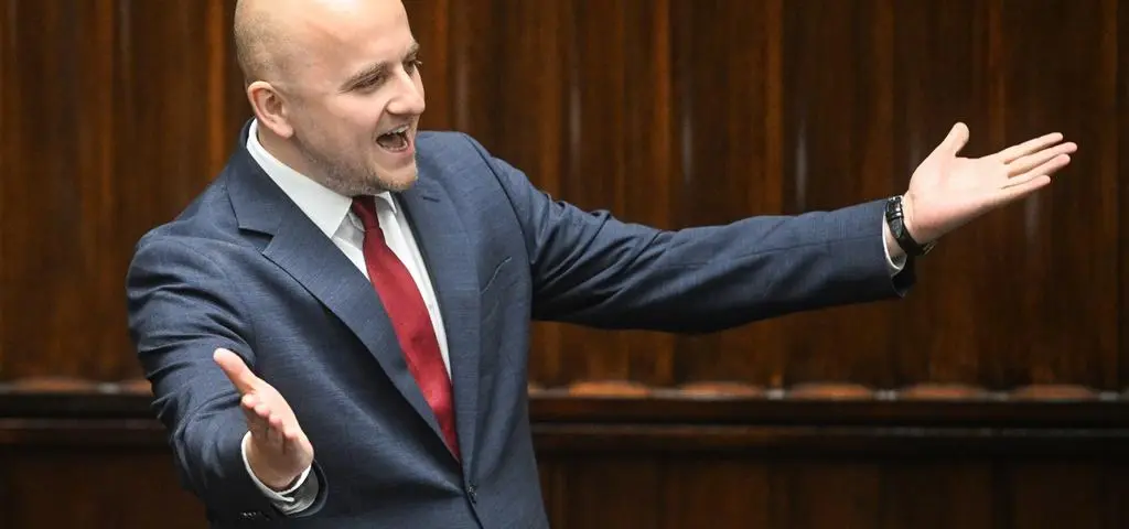 "Oni są sprytni". Dlaczego posłowie bezkarnie szerzą hejt na obcokrajowców