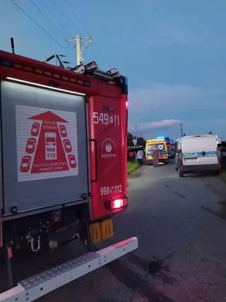 Siła uderzenia była tak duża, że znajdujący się w bagażniku 16-latek został odrzucony kilka metrów dalej na posesję