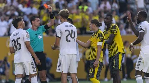 Trzy gole w doliczonym czasie, iskry na boisku. Królewscy zagrają o finał