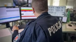 Seniorka wyrzuciła paczkę z balkonu – policja ruszyła do akcji