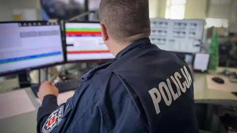 Seniorka wyrzuciła paczkę z balkonu – policja ruszyła do akcji