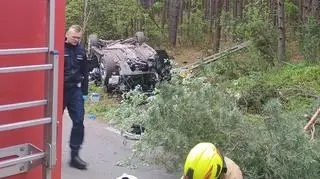 Auto wypadło z jezdni i dachowało