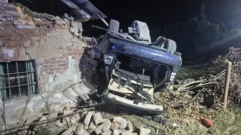 Stracił panowanie, dachował, wjechał w budynek