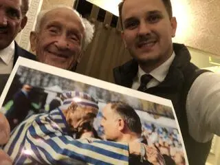 Przy tym zdjęciu na swoim instagramie Jakub Szymczuk pisze: "Najbardziej satysfakcjonujące w pracy fotografa nie jest to, że rejestruje historię, ale to, że czasem historia pokazuje, jak jest to dla niej ważne"