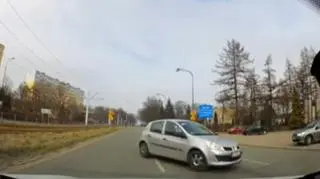 Samochód jechał pod prąd. Kierowcy grozi pięć tysięcy złotych mandatu