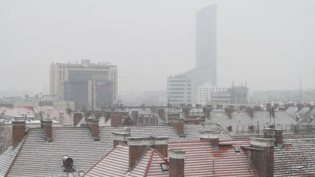 Śnieg przykrył wrocławskie dachy