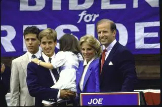 Senator Joe Biden z rodziną podczas wiecu, na którym ogłosił swoją kandydaturę w wyborach prezydenckich, 1987 rok