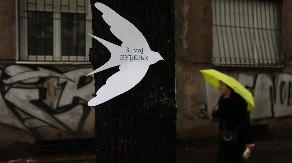 Upamiętniający ofiary strzelaniny w szkole mural "3 maja. Przebudzenie" na ulicy w Belgradzie