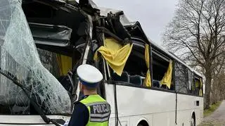 Wracali z pracy. Autobus uderzył w drzewo