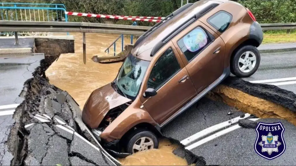 Samochód wjechał do wyrwy w moście