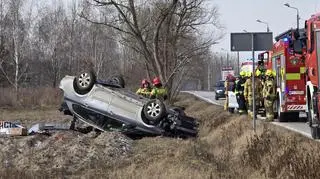 Dachowanie auta osobowego w Gołkowie