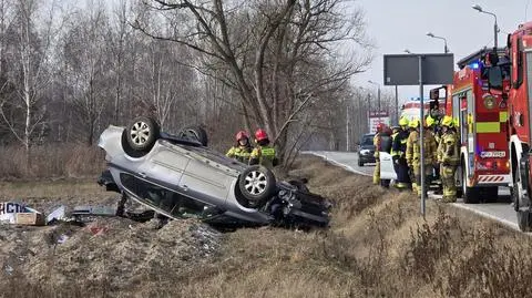 Dachowanie auta osobowego w Gołkowie