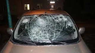 26-latek rozbił szybę w samochodzie. Był pijany