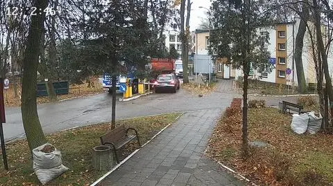 Kierowca wyłamał barierkę