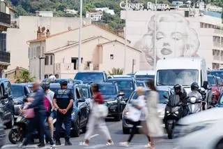 Francja, Cannes. Policja kieruje ruchem w czasie awarii prądu 24 maja 2025