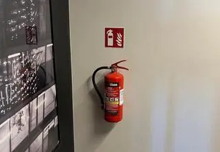 Uczeń uderzył koleżankę gaśnicą. Trafiła do szpitala z raną głowy