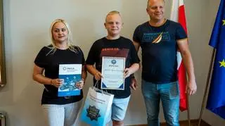 11-latni bohater wraz z rodziną został zaproszony na komendę